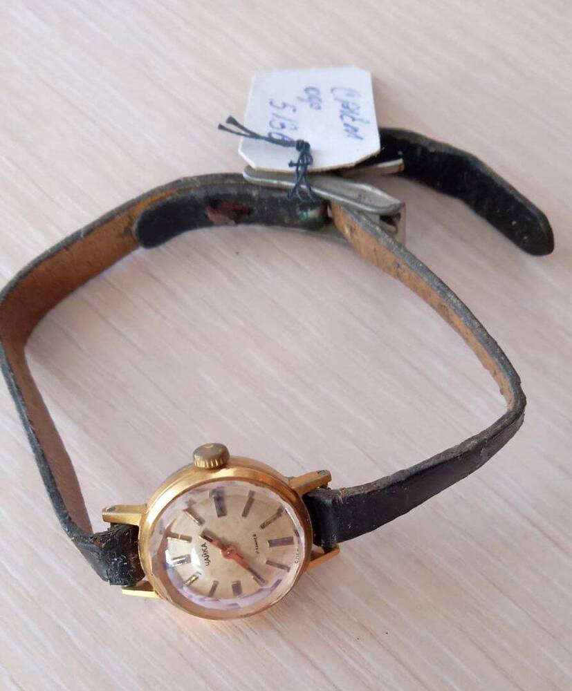 Часы наручные дамские марки Чайка с ремешком.