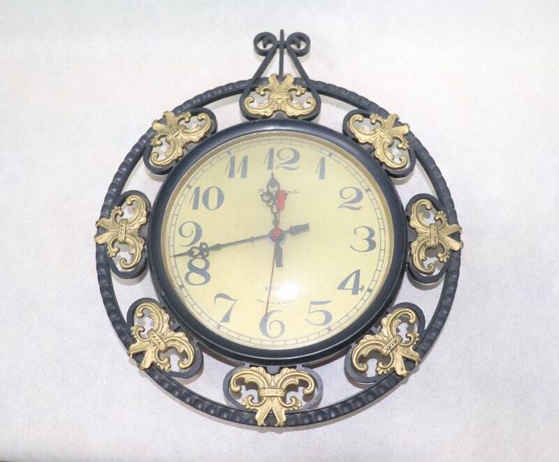Часы настенные «Янтарь». Из частной коллекции часов ХХ века Портнягина А.Н.
