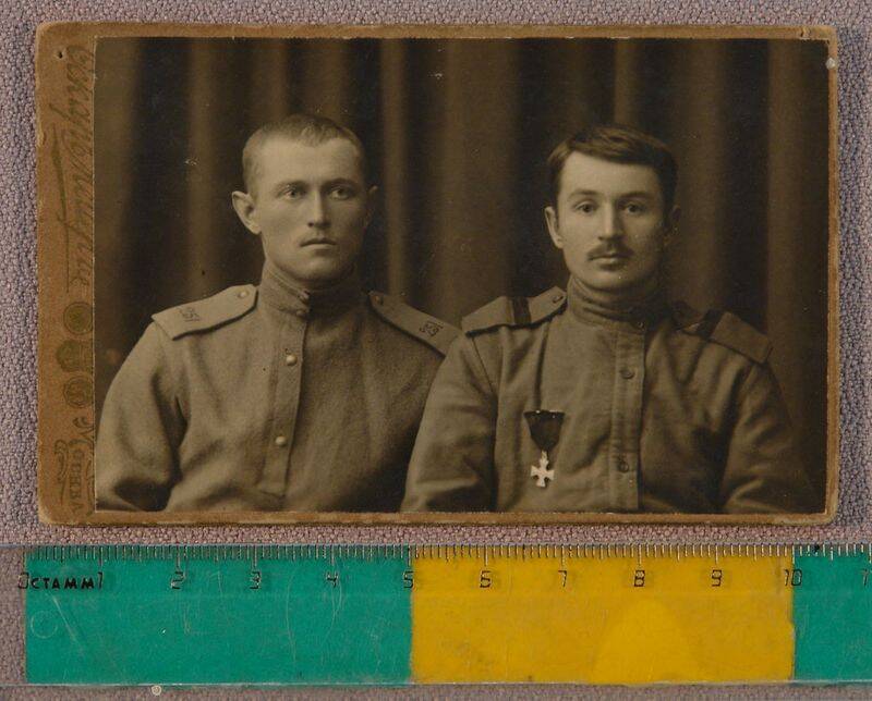 Фото. Два молодых человека в военной форме