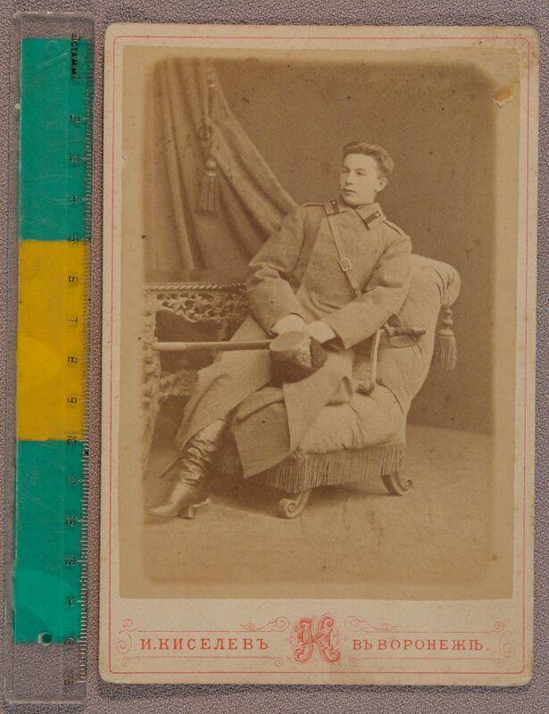 Фото. Молодой мужчина, сидящий в кресле