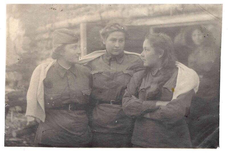 Фотография ч/б Понамарёва, старший сержант 33-го медико-санитарного батальона 363-й стрелковой дивизии (22-й гв.с.д.), с боевыми подругами.