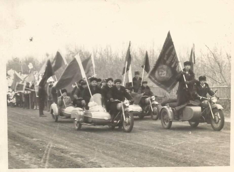 Колонна мотоциклистов с флагами. 1 мая 1967 г.