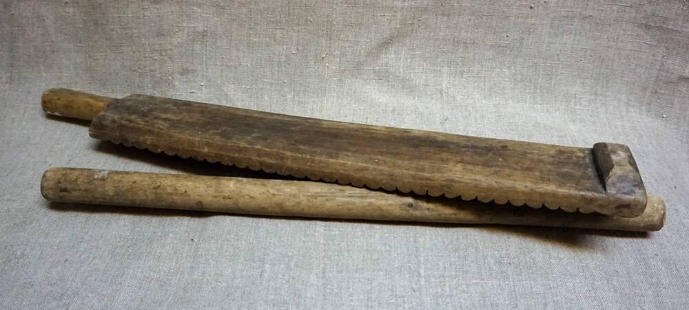 Каток деревянный для катания белья с вальком