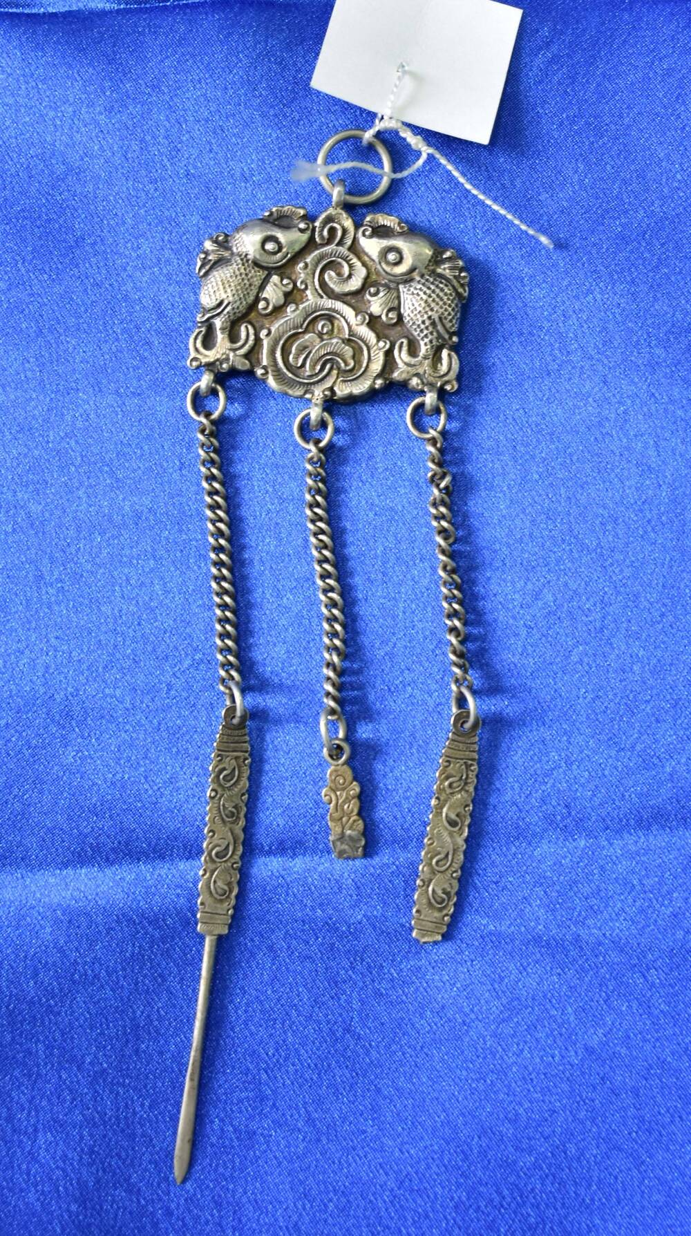 Гурбалжан hанжуурга -  деталь женского  подвесного украшения
