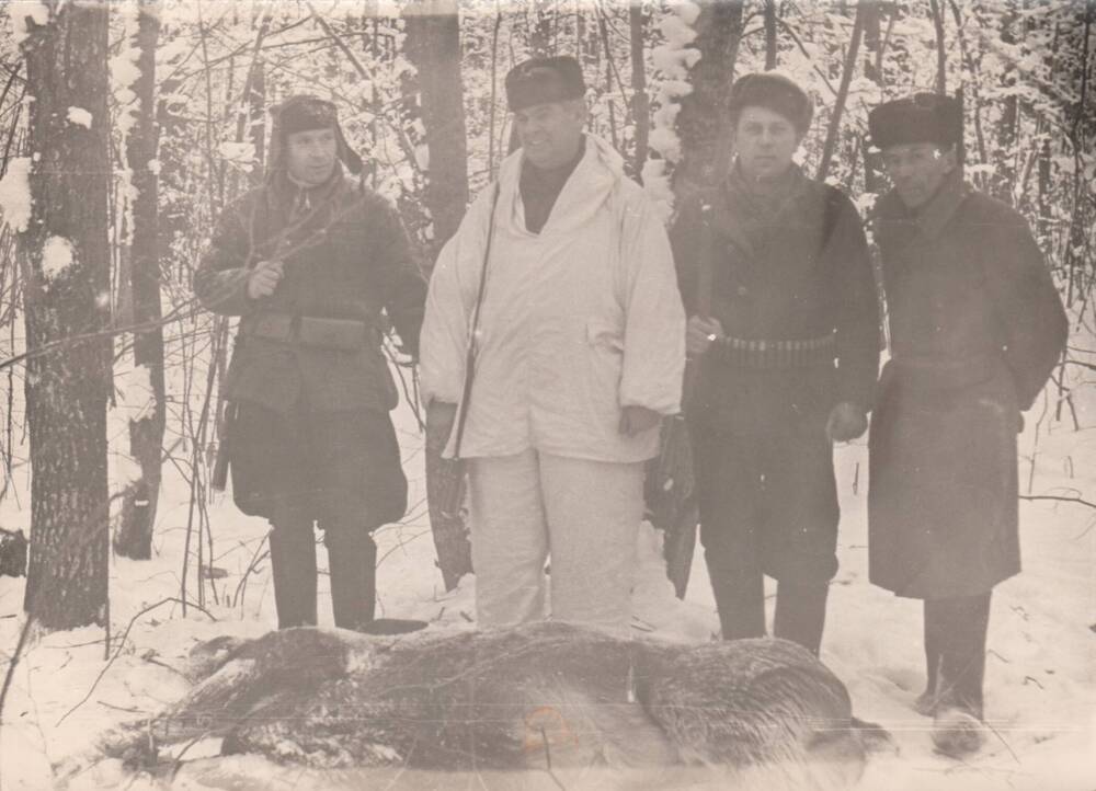 Фото Аулов Е.П на охоте зимой и ещё 3 мужчин, под ногами убитый лось. Слева направо 1. Кудряшов И., 2. Аулов Е.П. 3. Лобанов М., 4. Троицкий В.А.