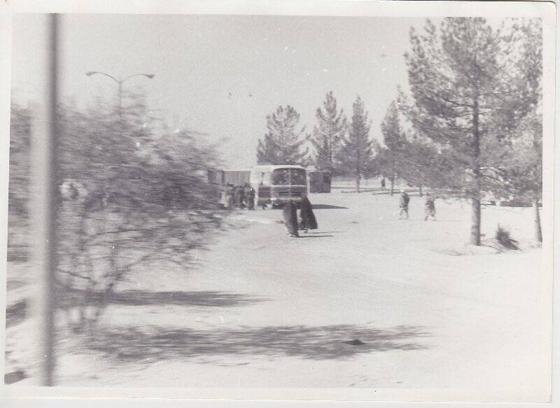 Фотография. Автобусная остановка в афганском городе