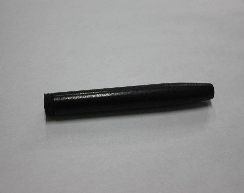 Перьевая ручка черного цвета.