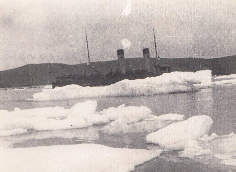 Фотография: Пароход Красин у берегов Острова Врангеля, 1934 год.