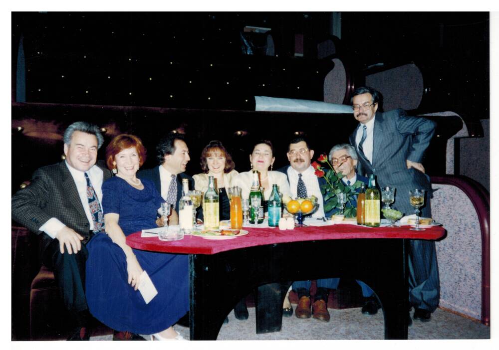 Цветное фото.  А.Х. Хакимов на встрече с  союза писателями.
октябрь 1995г.