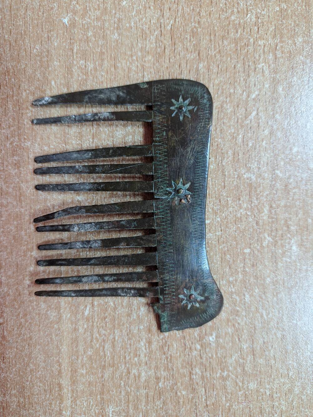 Гребель для волос металлический с орнаментом (фрагмент)