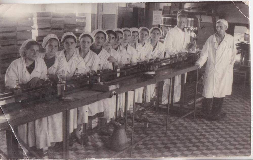 Фотография. Рабочие расфасовочного цеха Маслозавода после работы, 1939 г.
