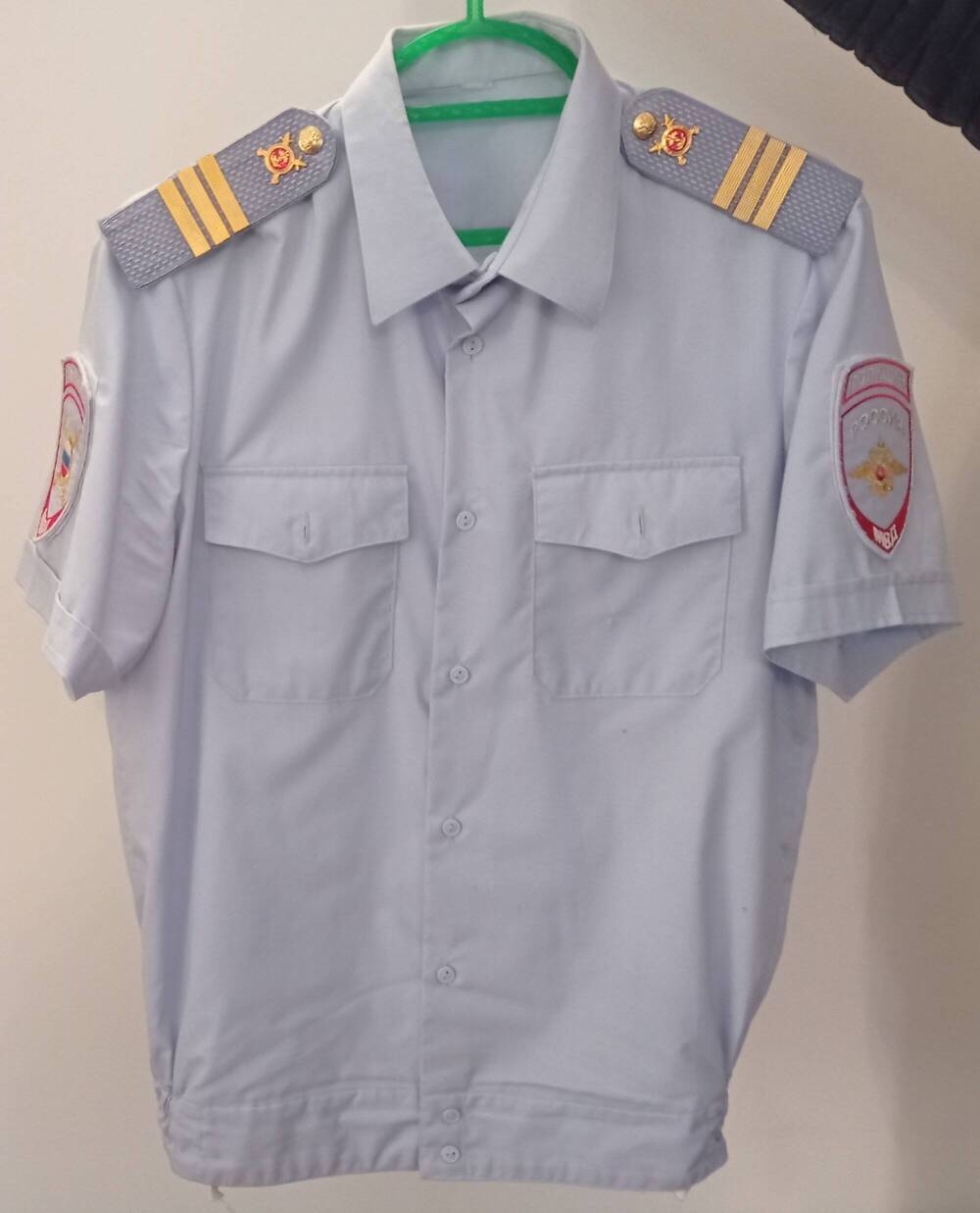 Рубаха форменная, светлая с коротким рукавом. Она принадлежала Михалёву Денису Александровичу, погибшего при исполнении в ночь на 7 января 2022 года
