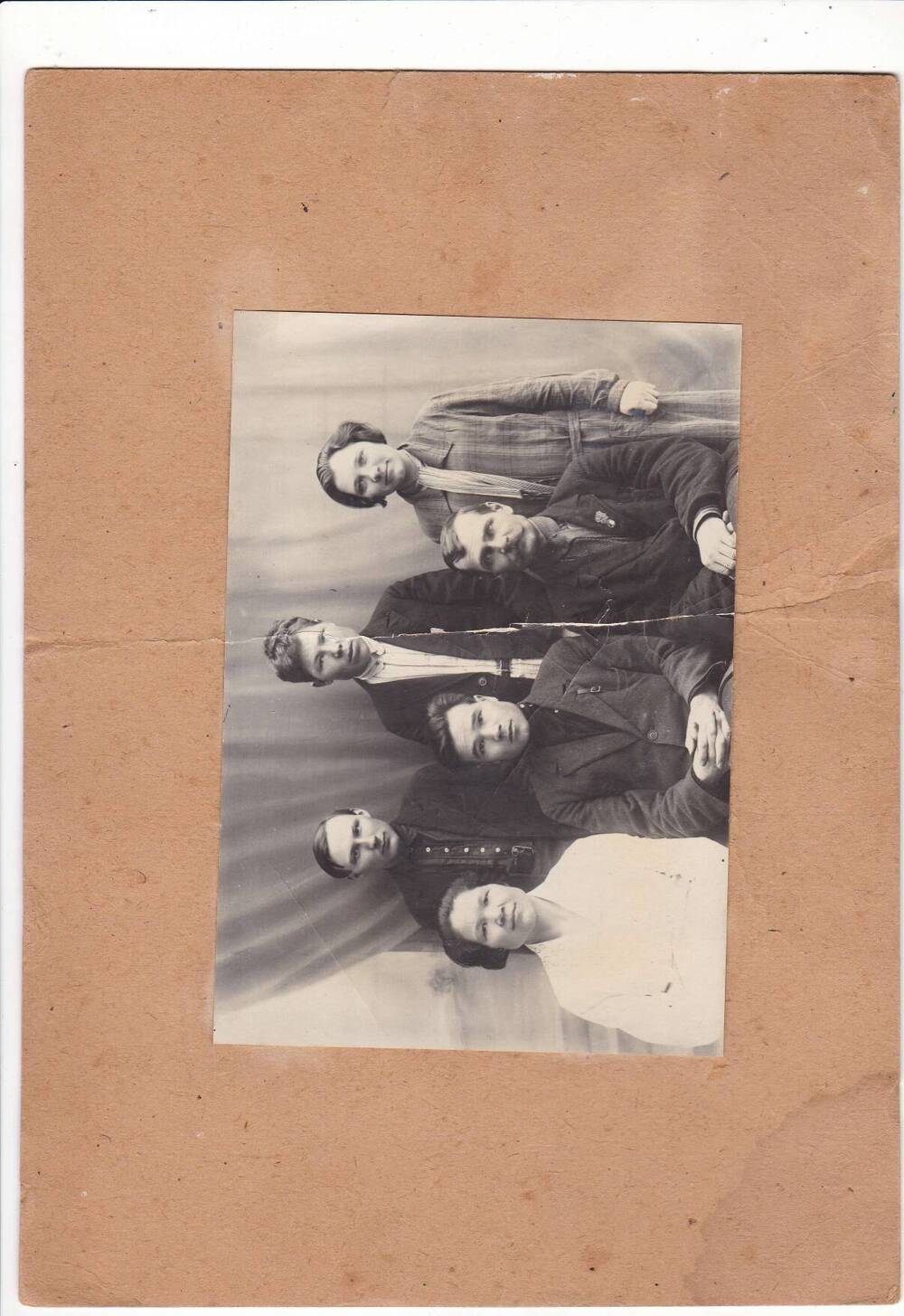 Фото   коллектива служащих Дебесской  райсберкассы , 1-я слева сидит Волкова Евдокия Филипповна.