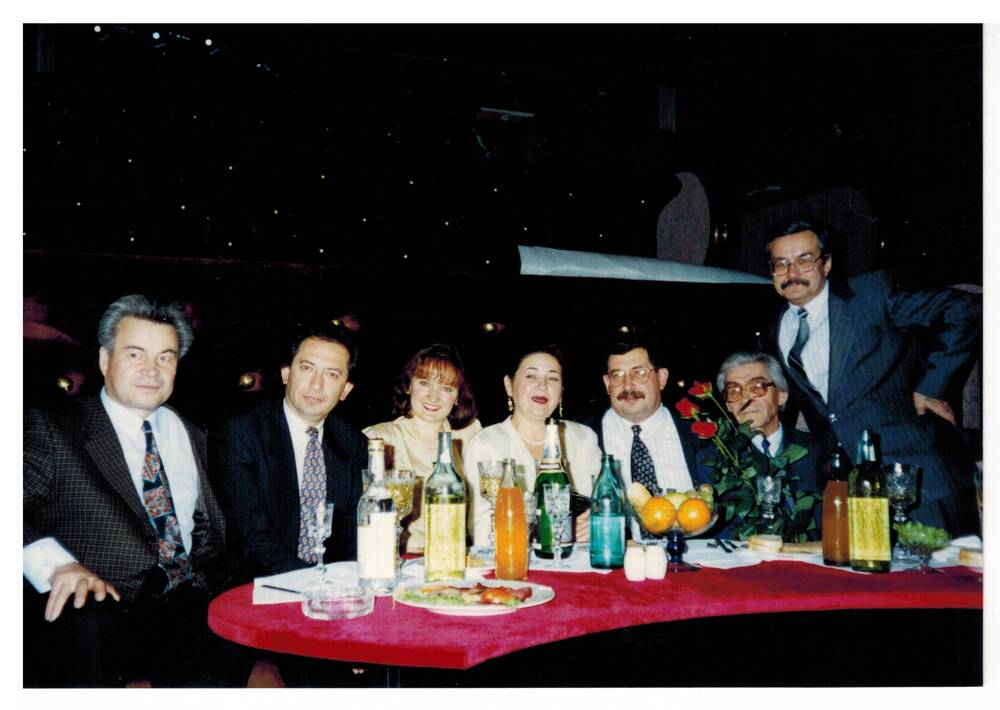 Цветное фото. А.Х. Хакимов на встрече  с  писателями.
октябрь 1995г.