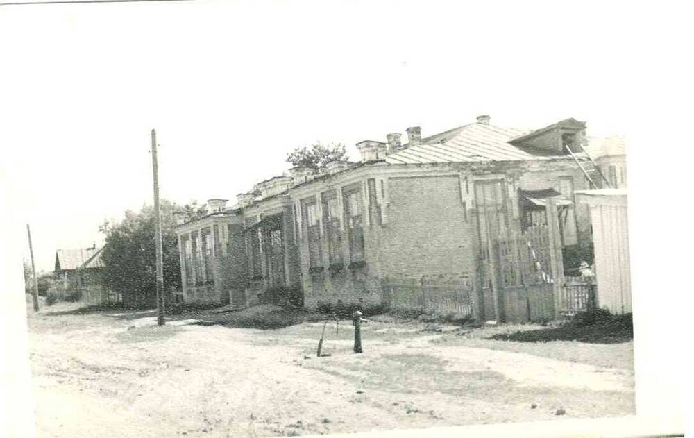 Фотография. На фото здание красненькой школы по ул. Щорса.
