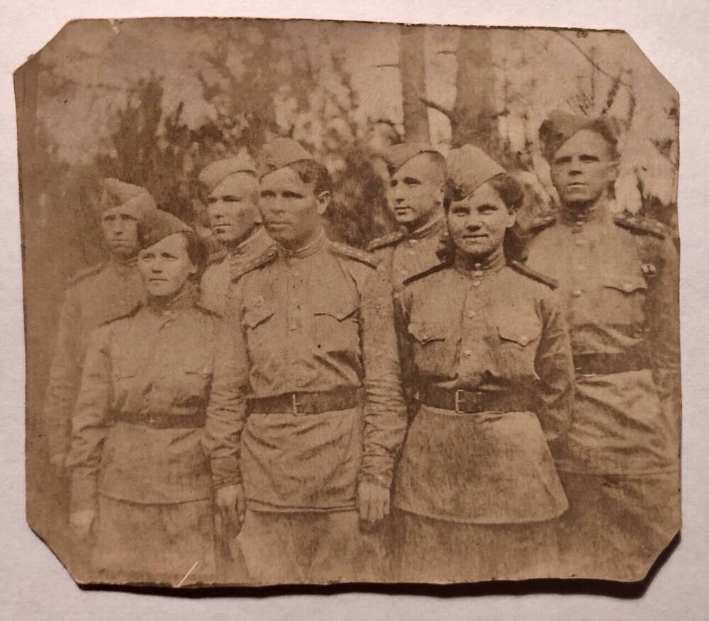 Фотография.   Фотография группы воинов, 3-й справа Щенников Николай Васильевич.                 

