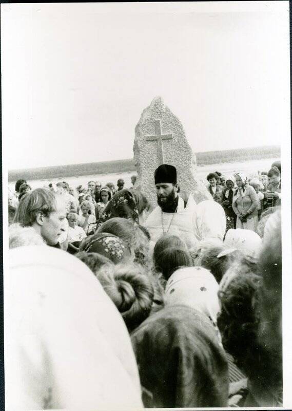 Фотография. Панихида на могиле Ф.Абрамова.