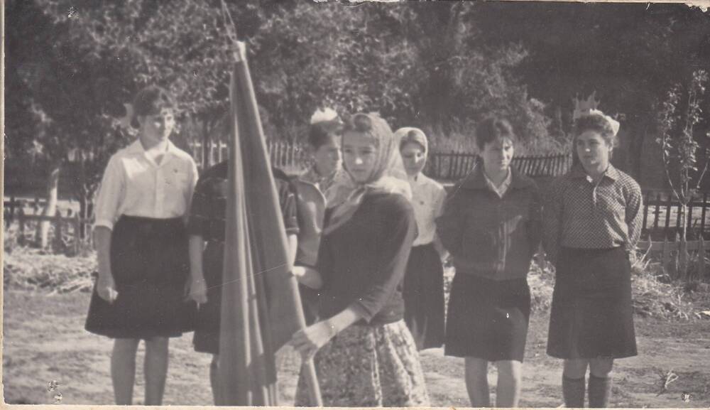 Фотография черно-белая групповая  с изображением членов ученической бригады.