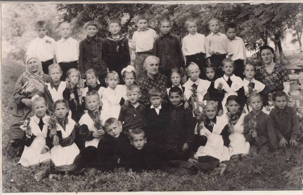 Фотография черно-белая групповая с изображением учащихся второго класса Труновской средней школы №2.