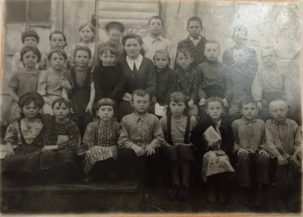 Фото Учитель начальных классов Диденко П.А. с уч-ся 4 классов 1946 год