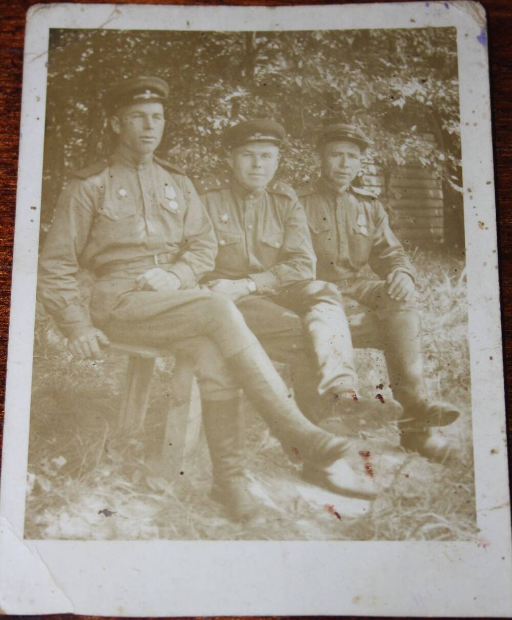 Фото. Шерстюк В.С. с боевыми друзьями. 12.08.1945 г.