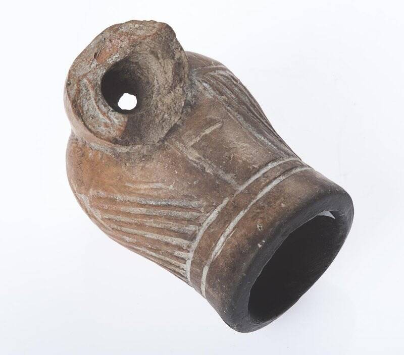 Фрагмент глиняной трубки с резьбой