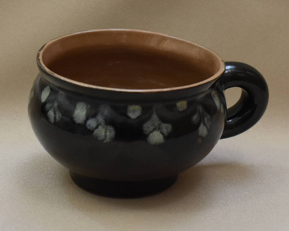 Чашка чайная, глиняная из набора.