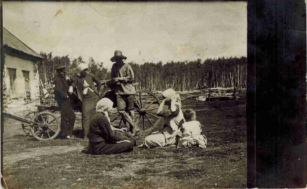 Фотография. Алексей Алексеевич Кулик в шляпе и босиком.