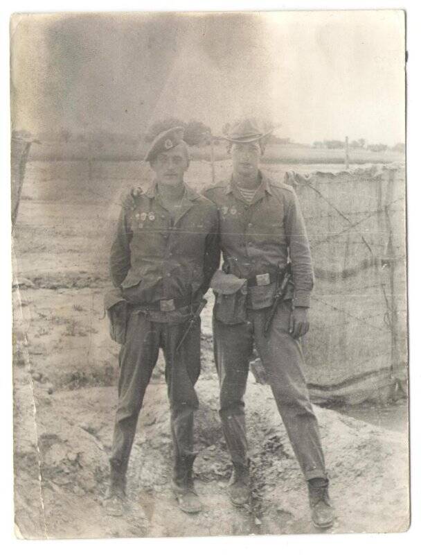 Фотография: Горбачев И.В. (справа) с другом в форме ВДВ в Афганистане.