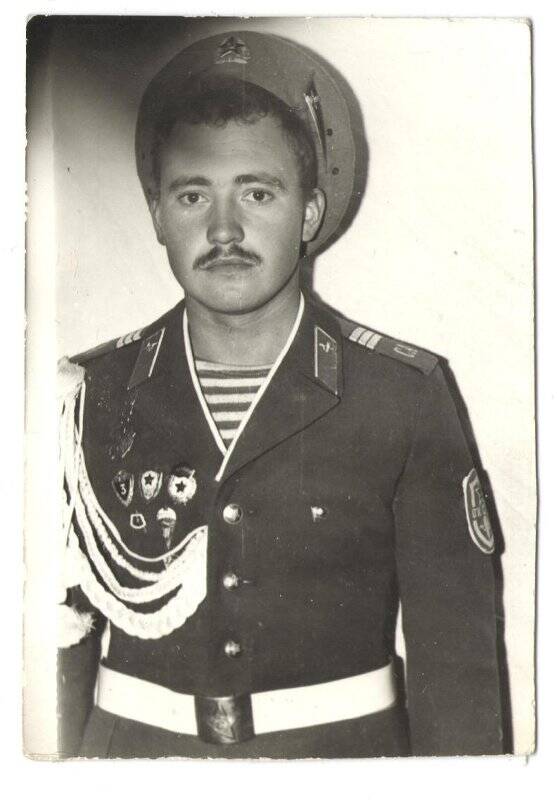 Фотография: Военнослужащий в форме сержанта ВДВ СССР.