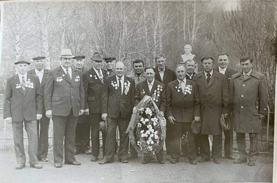 Фото групповое, участники ВОв РТП 9 мая 1984 год. в сквере.