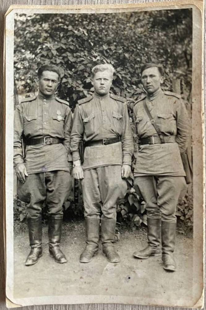 Фото групповое Ямансаров Ф.З. 1944 г,  с товарищами