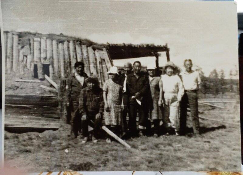 Фотография. М.Ефимов в честь 70-летия посетил родные места в Дулгалахе.