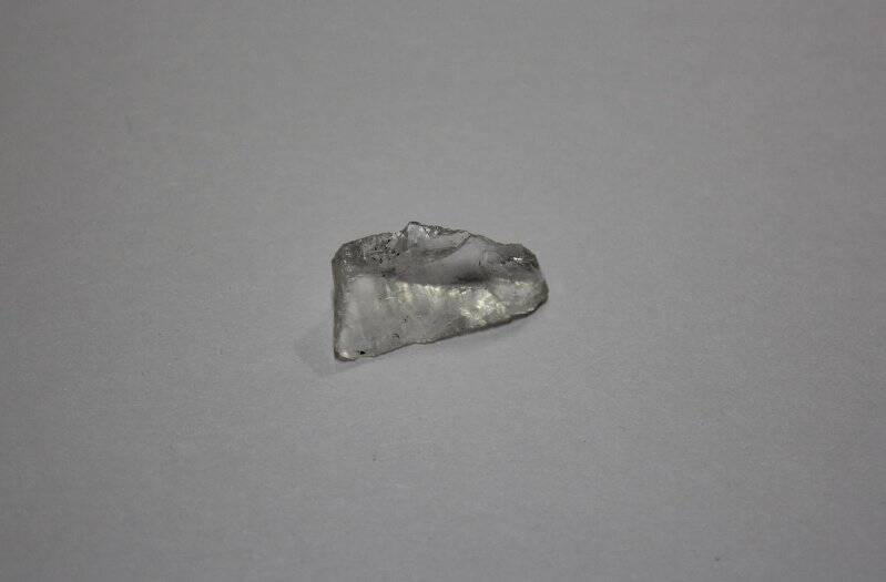Отщеп кварца. Могильник эпохи раннего металла (1000-500 г.г.до н.э.) на Большом Оленьем острове в Кольском заливе. Найден КАЭ - 2002. На дне раскопа.