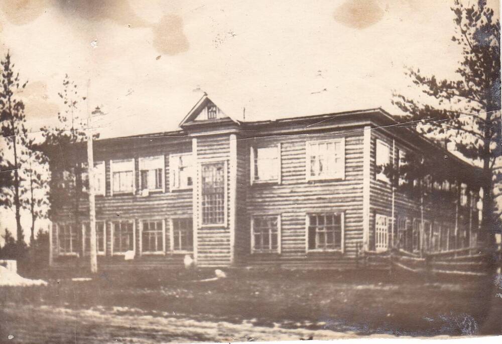 Фото здания Кезской районной больницы  
1940-е годы.