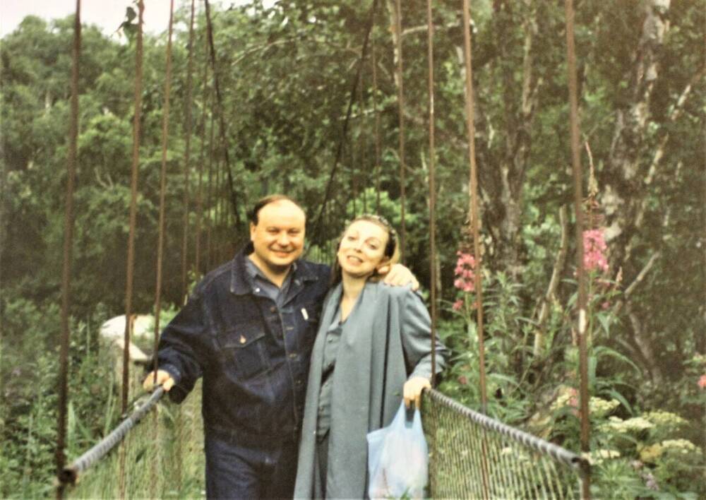 Фото. Е.Т. Гайдар с женой М.А. Стругацкой,  стоящие на подвесном мосту. Камчатка, 1996 г. Автор снимка– П.Е. Гайдар. 