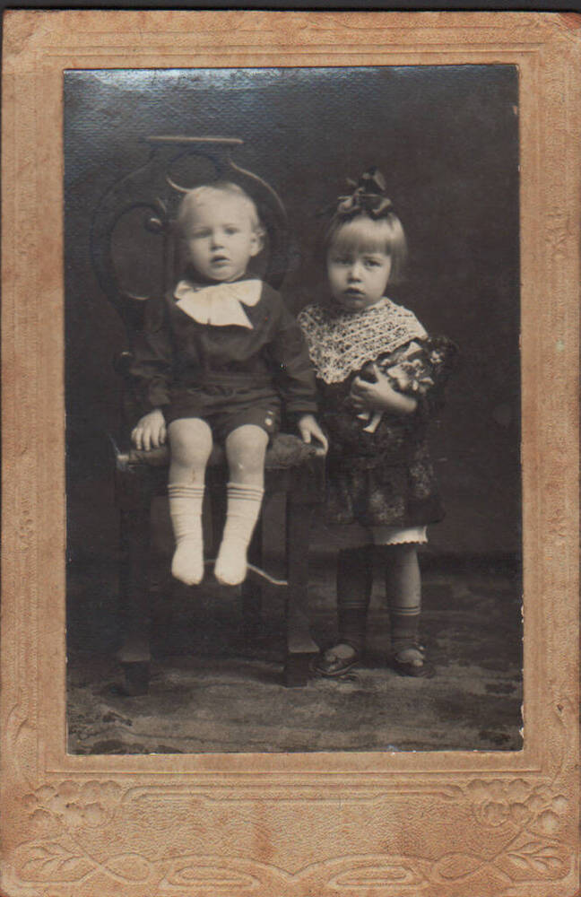 Фото. Майя и Петя Голиковы. Арзамас, 1928 г. 