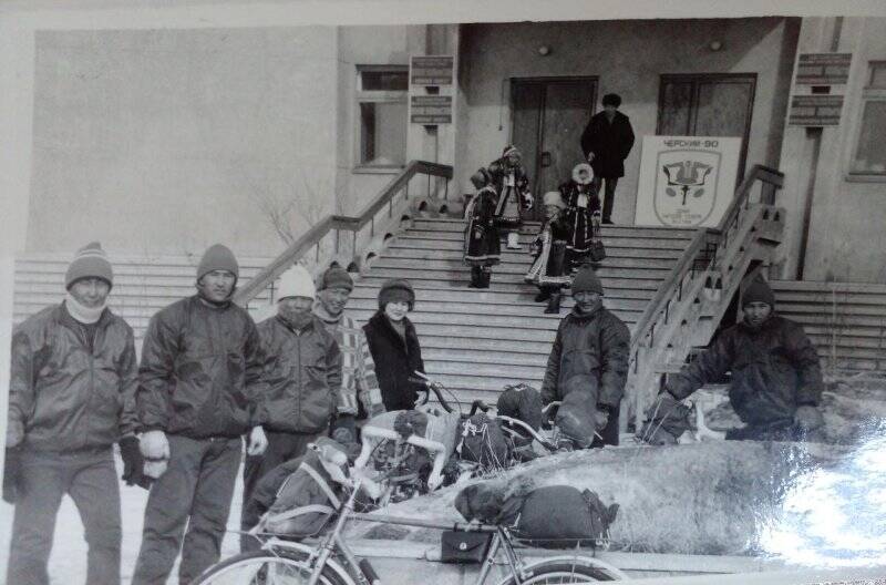 Фотография. Участники лыжного перехода.1990г.