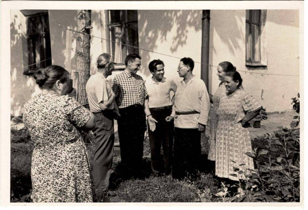Фотография ч/б. А.М.Топоров в гостях у своих учеников. 
с. Полковниково . 13.07.1964 г.