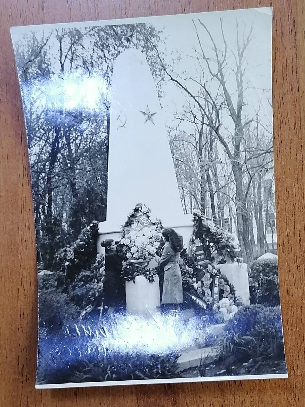 Фото черно-белое. Памятник погибшим воинам в парке ст.Отрадной