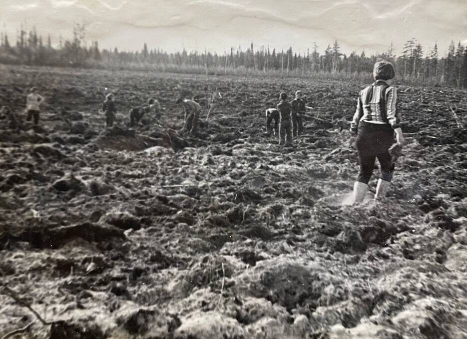 Фотография черно-белая Эстафета XI пятилетки Сосногорского района