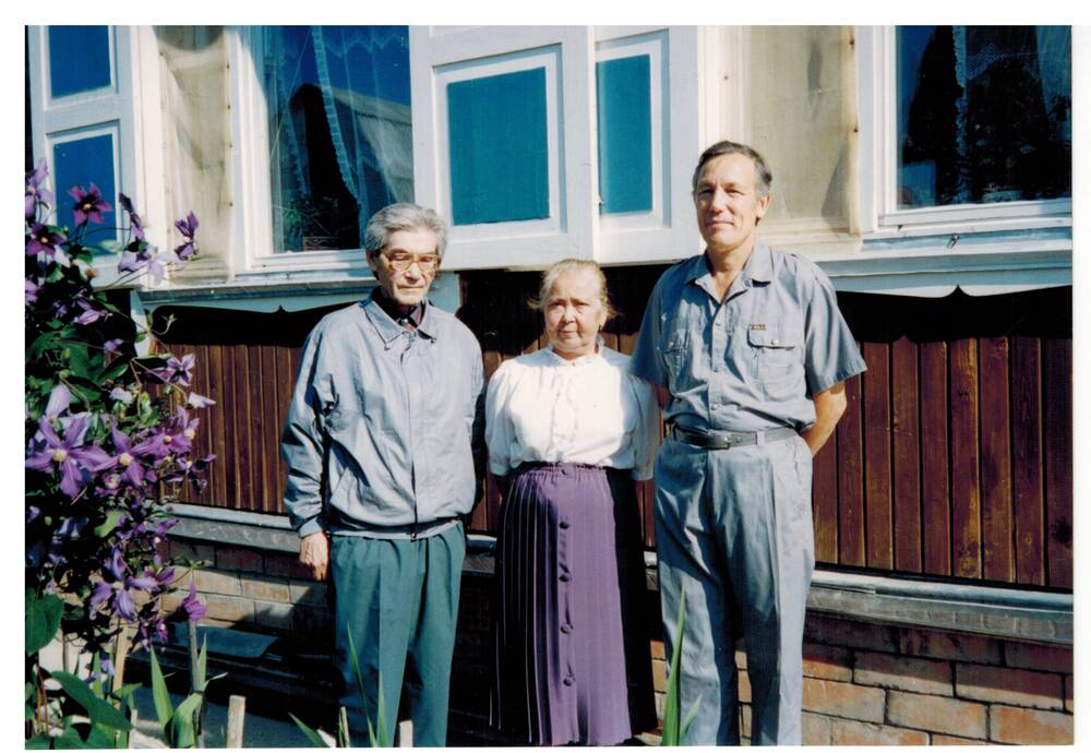 Цветное фото. А.Х. Хакимов среди родственников в г. Давлеканово. 1995г.