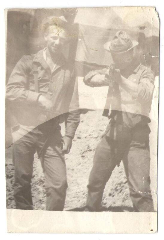 Фотография: Два военнослужащих в панамах с автоматами АК-74. На фоне палаток. Афганистан