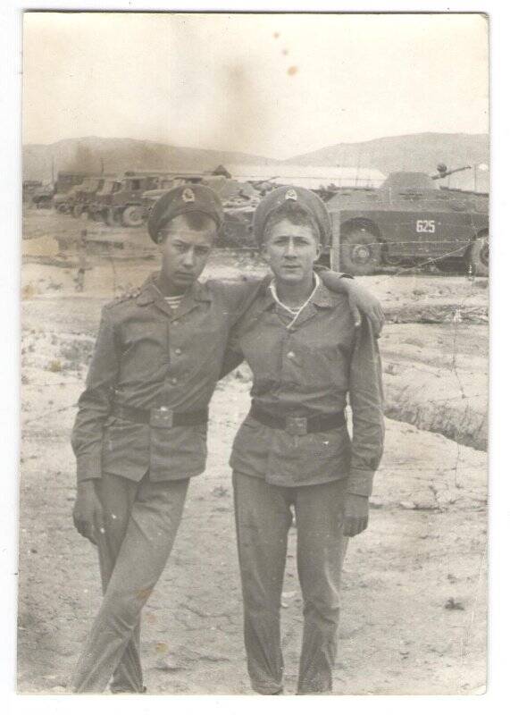 Фотография: Два военнослужащих ВДВ СССР на фоне военной техники. Афганистан