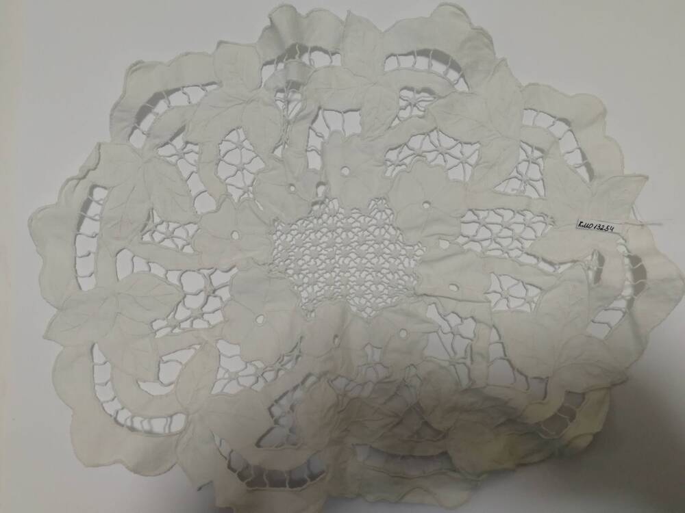 Салфетка с вышивкой ручной работы в стиле ришелье, овальной формы. 1960-1980-е гг.