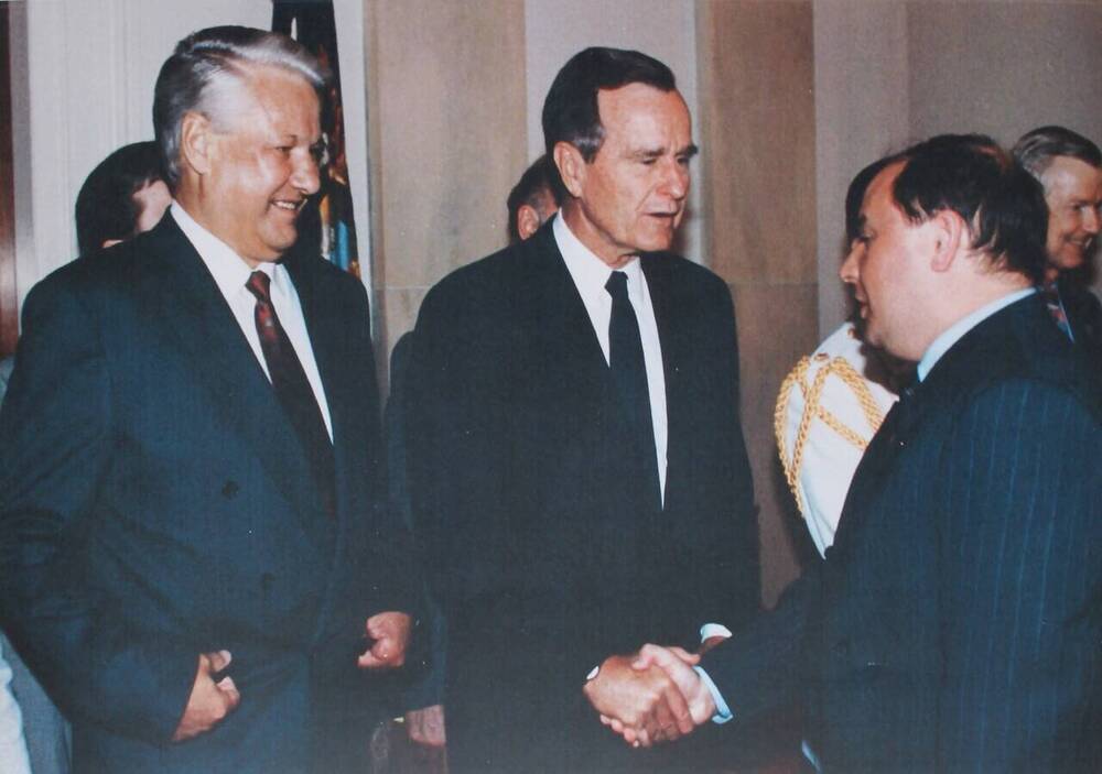 Фотография (копия). Е.Т. Гайдар жмет руку Дж. Бушу старшему в присутствии Б.Н. Ельцина. США, Вашингтон, 1992 г.  