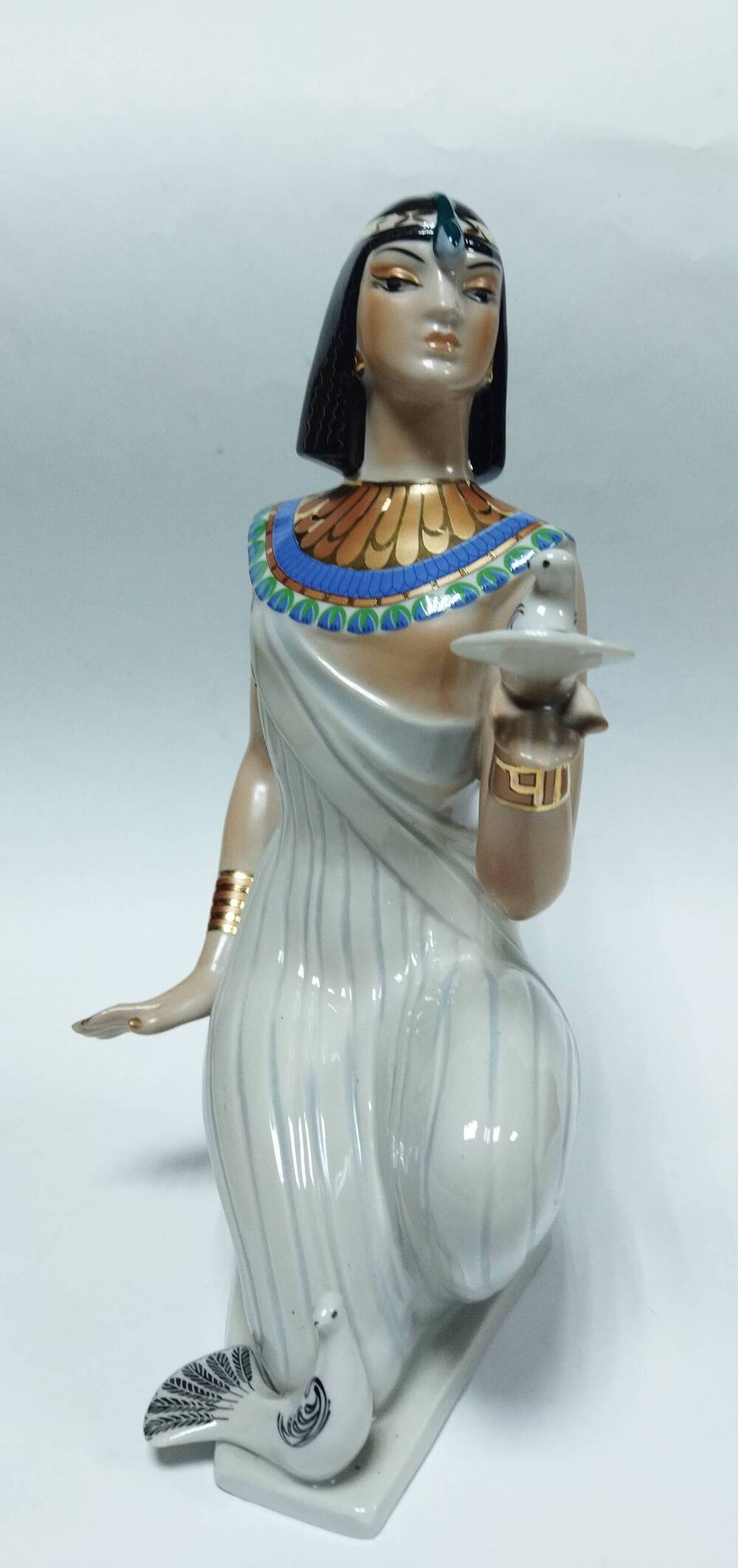 Статуэтка «Египтянка с голубями» » из коллекции Варвары Андреевны Петровой, Почетного гражданина Республики Саха (Якутия)