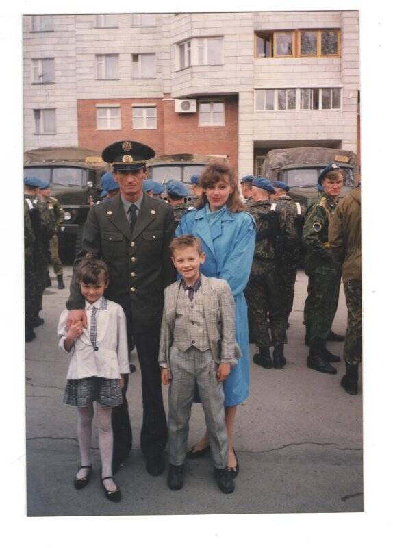 Фотография: Вафин Р.Ш. с супругой и детьми в форме подполковника ВС РФ после парада Победы 9 мая 1996 г. Екатеринбург