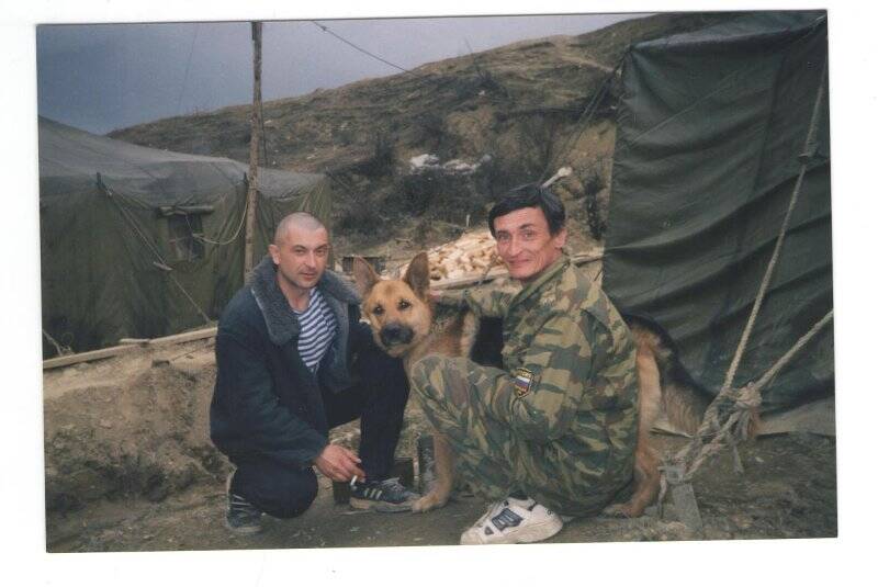 Фотография: Вафин Р.Ш. (справа) с сослуживцем в расположении 33 отряда 12 СпН. Чечня