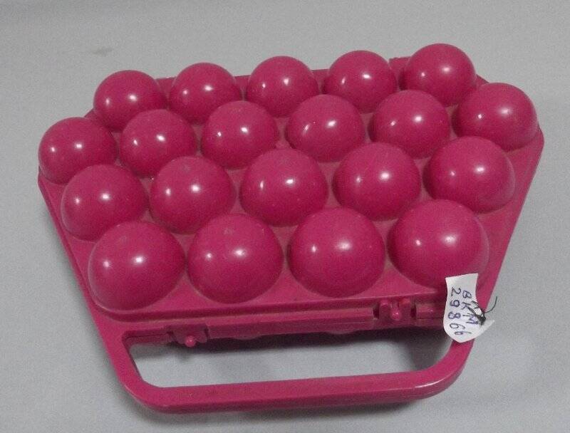 Контейнер для яиц из пластмассы розового цвета. Форма трапециевидная с ручками, выпуклые ячейки для 20 яиц.